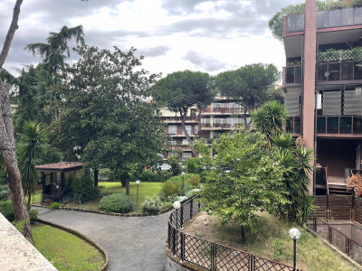 Quadrilocale con dèpendance e posto auto - Via Cortina d'Ampezzo, Roma (RM)