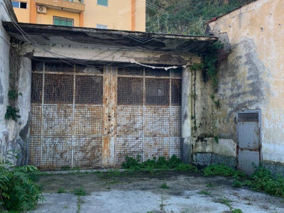 Capannoni e appartamento in Via Coriolano 9, Napoli (NA)