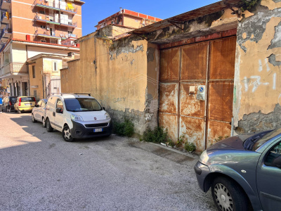 Capannoni e appartamento in Via Coriolano 9, Napoli (NA)