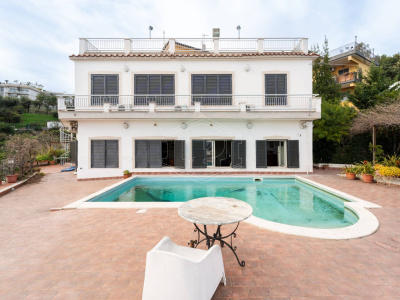 Villa con vista mare in Via San Gennaro Antignano, Pozzuoli (NA)