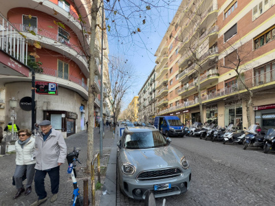 Ampio locale in Via A. Scarlatti 200, Napoli (NA)