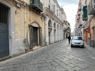 Ampio locale in Via Gaetano De Rosa, Bacoli (NA)