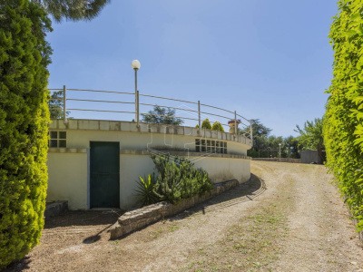 Villa con dependance, giardino privato e piscina sita in Contrada Ceracchia - Noci (BA)