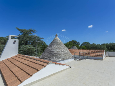 Villa con dependance, giardino privato e piscina sita in Contrada Ceracchia - Noci (BA)