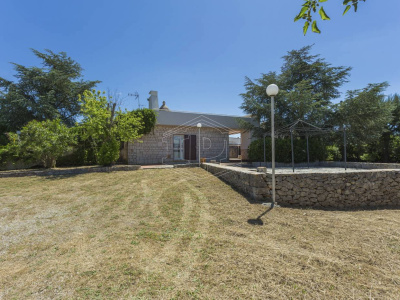 Villa con dependance, giardino privato e piscina sita in Contrada Ceracchia - Noci (BA)