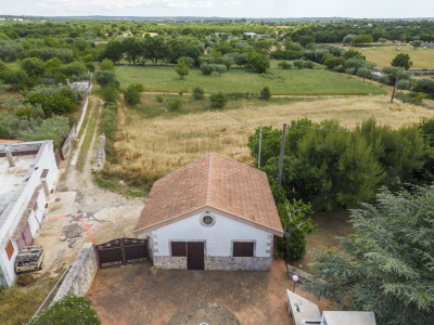 Villa con dependance, giardino privato e piscina sita in Contrada Ceracchia - Noci (BA)