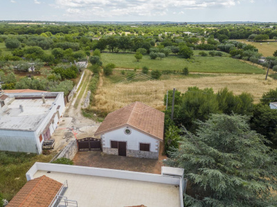 Villa con dependance, giardino privato e piscina sita in Contrada Ceracchia - Noci (BA)