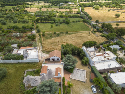 Villa con dependance, giardino privato e piscina sita in Contrada Ceracchia - Noci (BA)