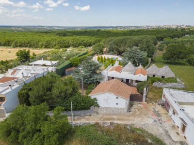 Villa con dependance, giardino privato e piscina sita in Contrada Ceracchia - Noci (BA)