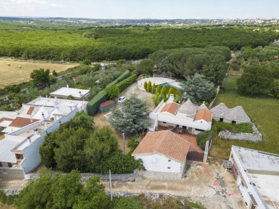 Villa con dependance, giardino privato e piscina sita in Contrada Ceracchia - Noci (BA)