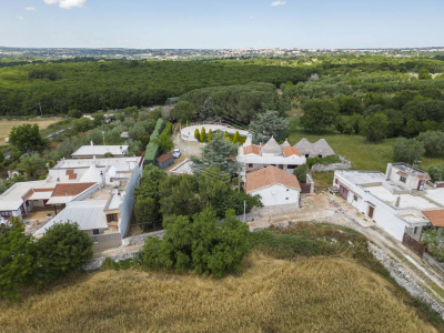 Villa con dependance, giardino privato e piscina sita in Contrada Ceracchia - Noci (BA)