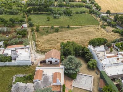 Villa con dependance, giardino privato e piscina sita in Contrada Ceracchia - Noci (BA)