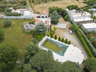 Villa con dependance, giardino privato e piscina sita in Contrada Ceracchia - Noci (BA)