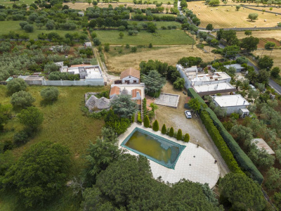 Villa con dependance, giardino privato e piscina sita in Contrada Ceracchia - Noci (BA)