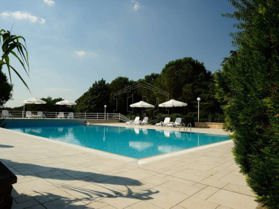 Villa con dependance, giardino privato e piscina sita in Contrada Ceracchia - Noci (BA)