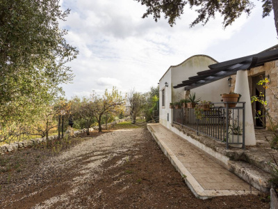 Villa con trullo sito in Contrada Barbagiulio 141/A - Cisternino (BR)