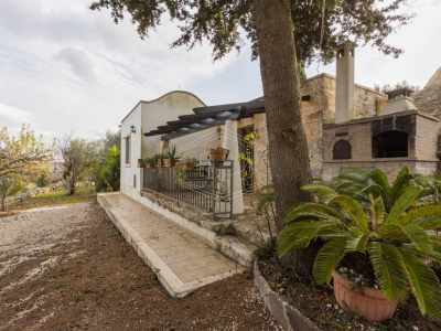 Villa con trullo sito in Contrada Barbagiulio 141/A - Cisternino (BR)