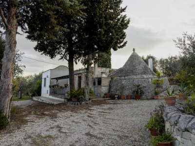 Villa con trullo sito in Contrada Barbagiulio 141/A - Cisternino (BR)