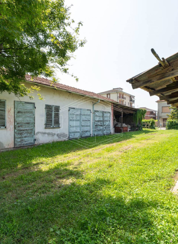 Rustico con tettoia e giardino in Via San Bartolomeo, Riva presso Chieri (TO)
