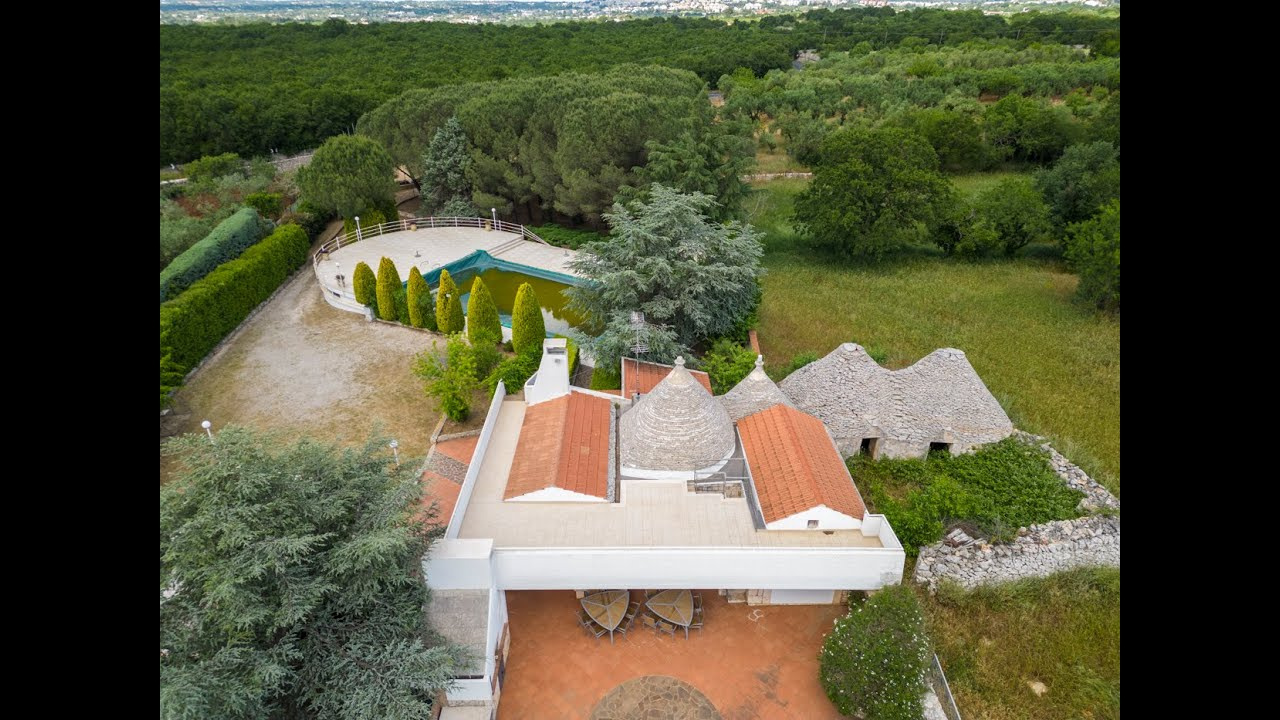 Villa con dependance, giardino privato e piscina sita in Contrada Ceracchia - Noci (BA)